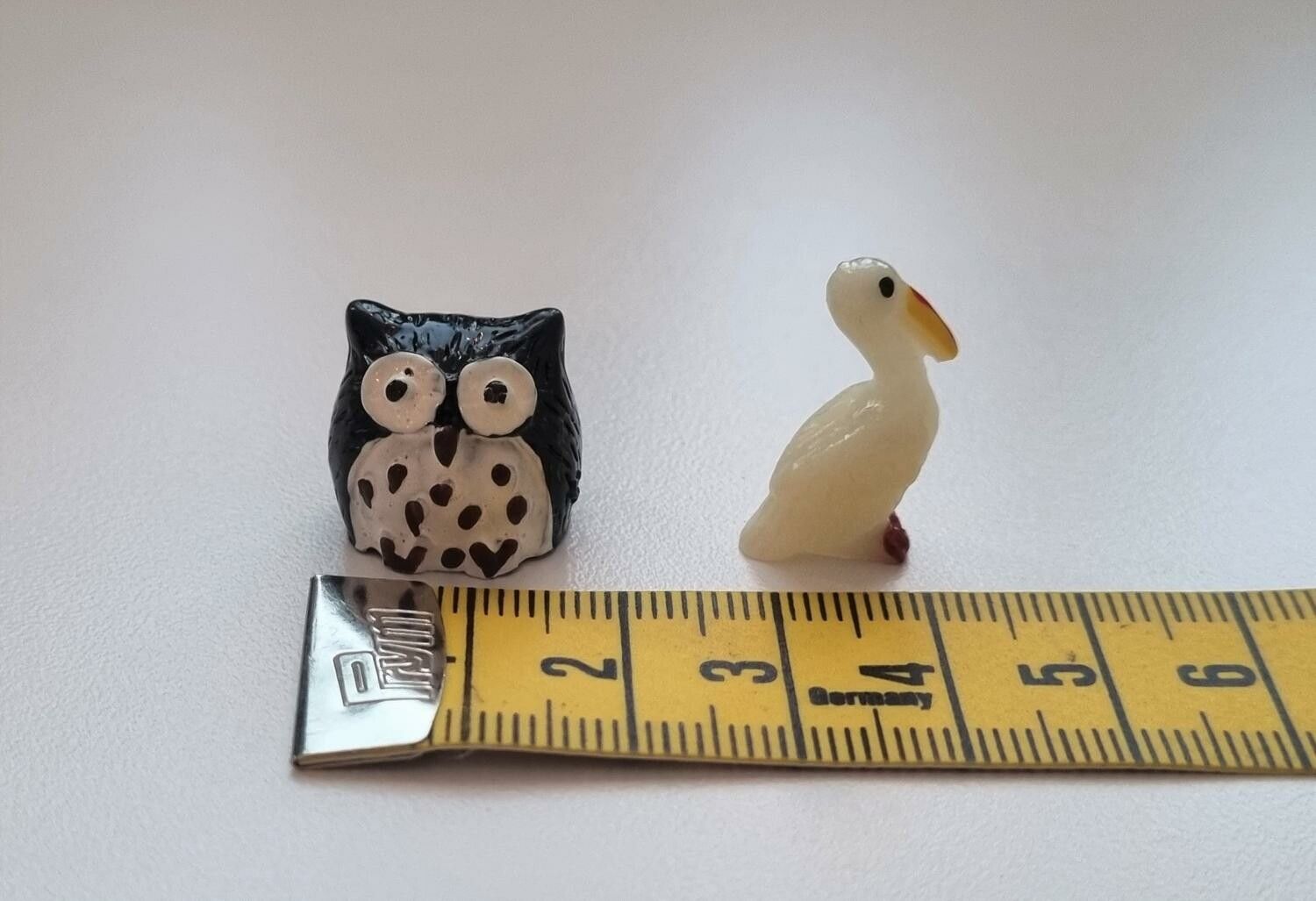 2 st Miniatyrer / figuriner (uggla och fågel) för dockskåpet, tittskåp mm