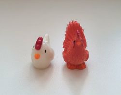 2 st Miniatyrer / figuriner (höna och tupp) för dockskåpet, tittskåp mm