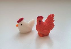 2 st Miniatyrer / figuriner (höna och tupp) för dockskåpet, tittskåp mm