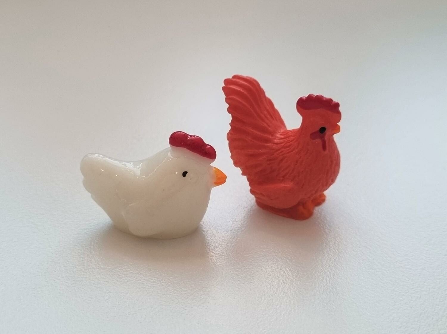 2 st Miniatyrer / figuriner (höna och tupp) för dockskåpet, tittskåp mm