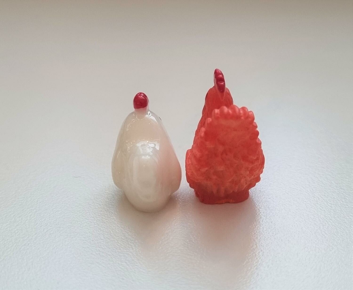 2 st Miniatyrer / figuriner (höna och tupp) för dockskåpet, tittskåp mm