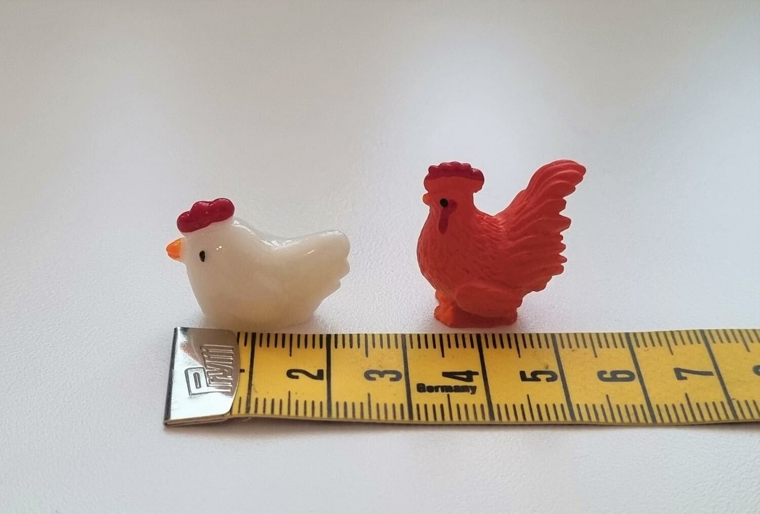 2 st Miniatyrer / figuriner (höna och tupp) för dockskåpet, tittskåp mm