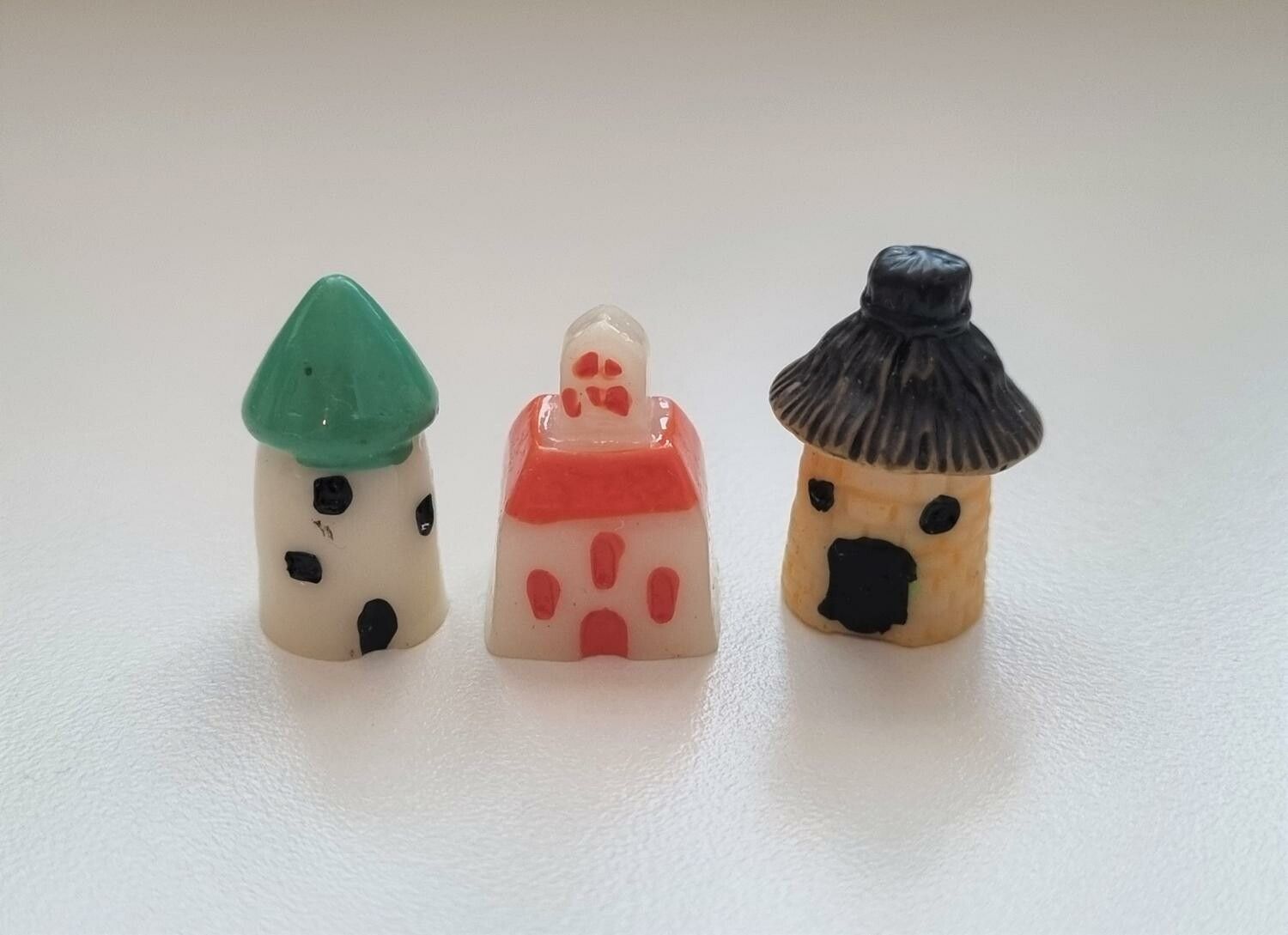 3 st små hus. Miniatyrer / figuriner för dockskåpet, tittskåp mm