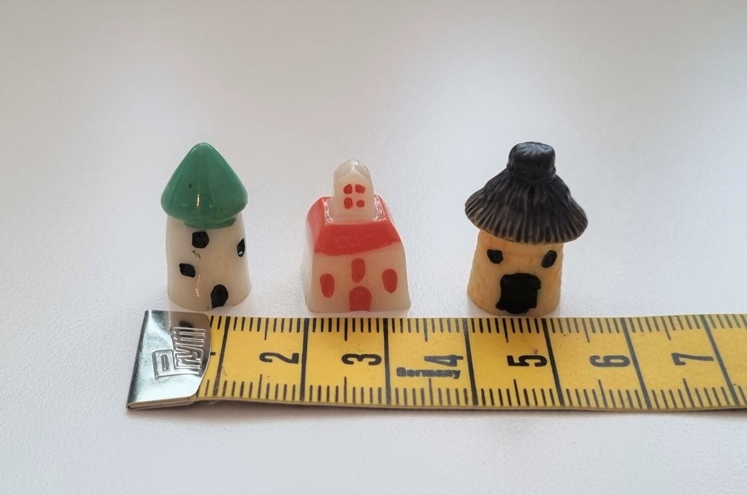 3 st små hus. Miniatyrer / figuriner för dockskåpet, tittskåp mm