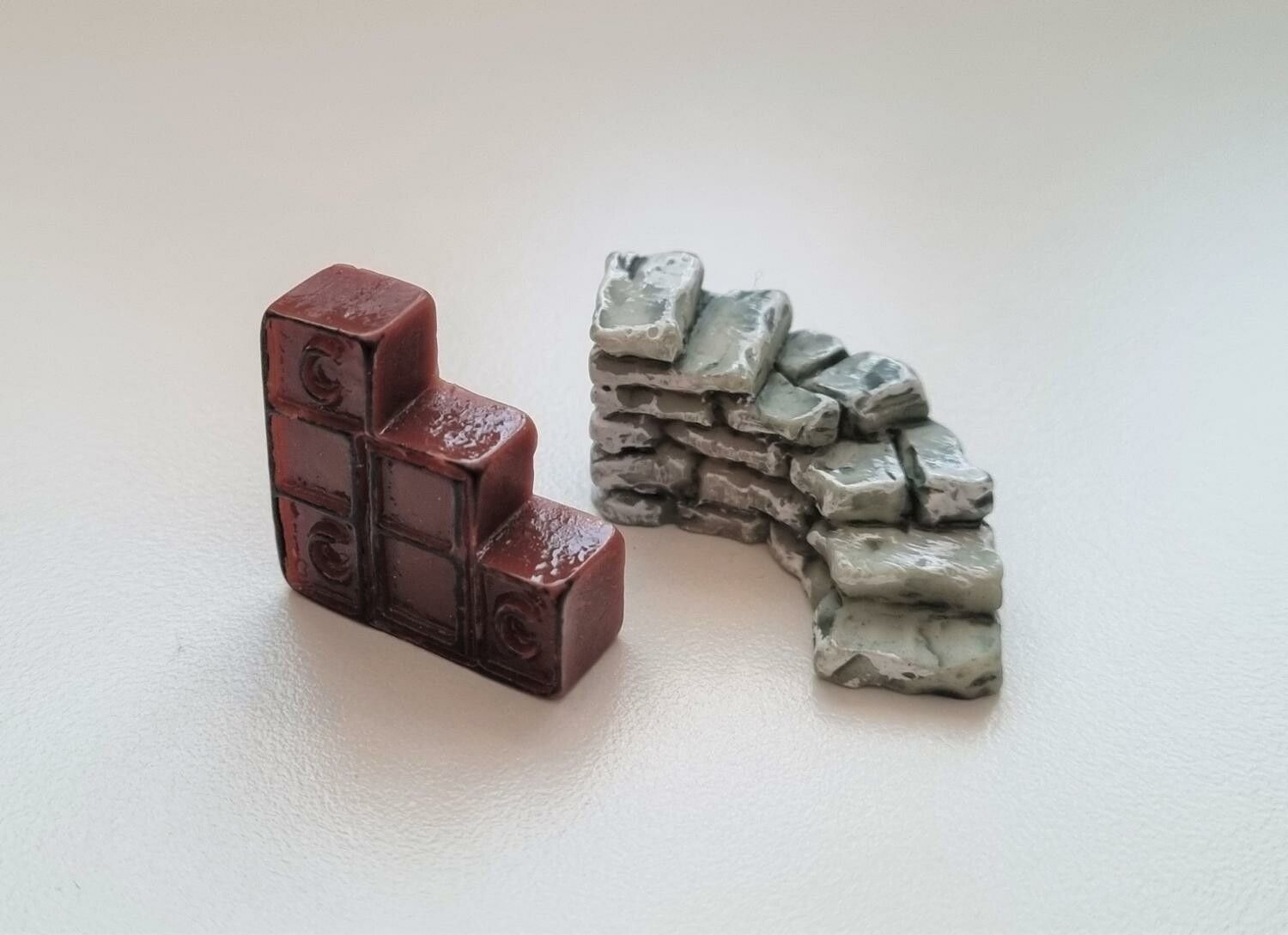 2 st miniatyrer / figuriner för dockskåpet, tittskåp mm