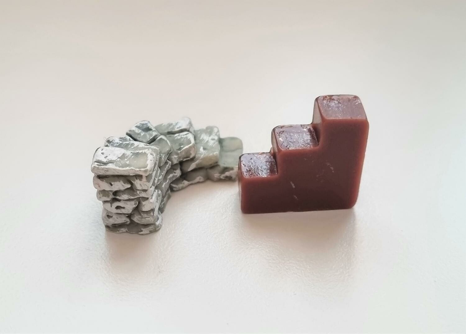 2 st miniatyrer / figuriner för dockskåpet, tittskåp mm