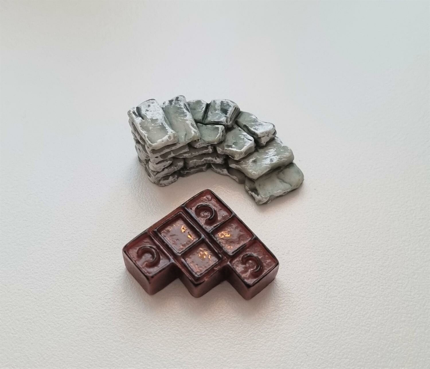 2 st miniatyrer / figuriner för dockskåpet, tittskåp mm