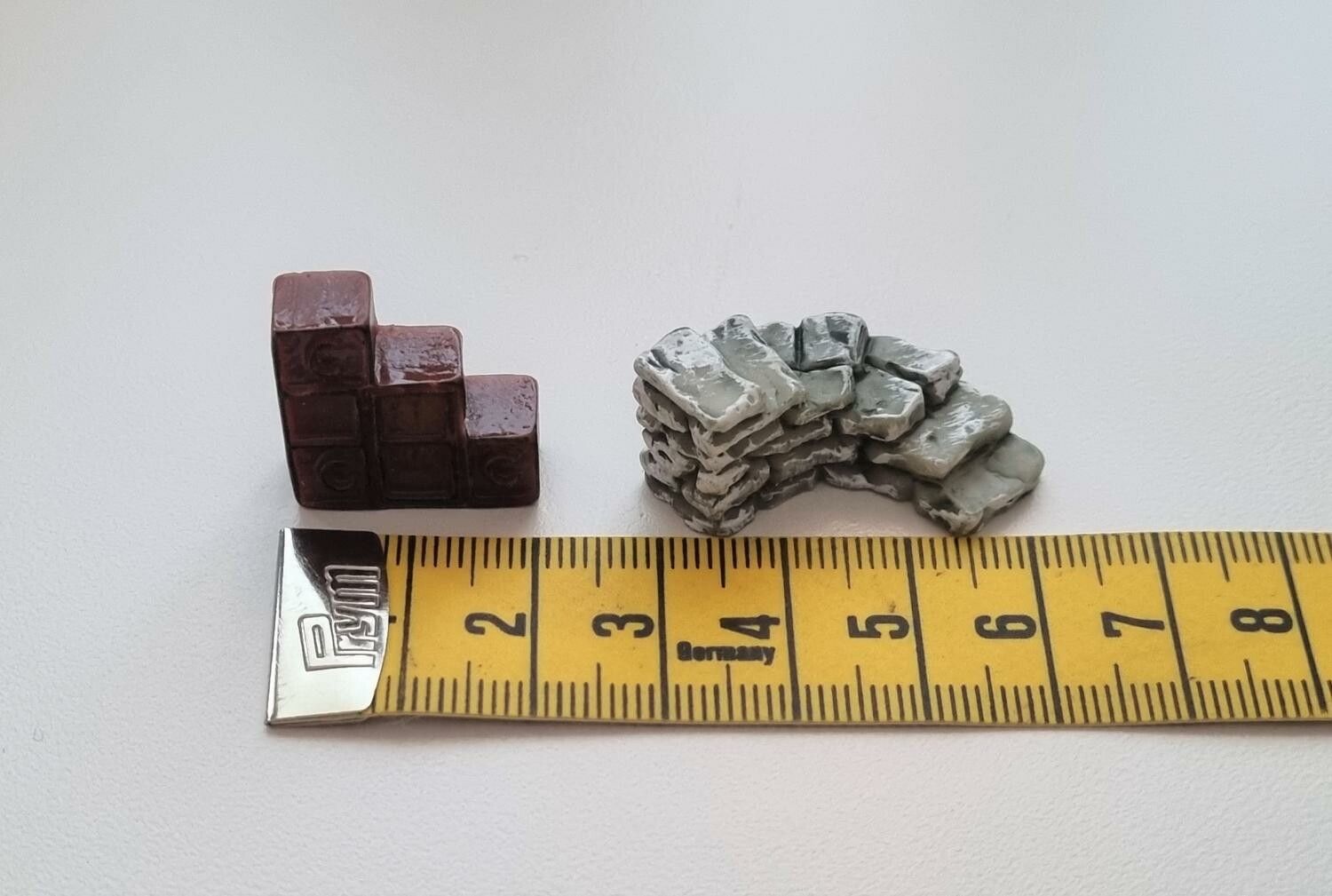 2 st miniatyrer / figuriner för dockskåpet, tittskåp mm