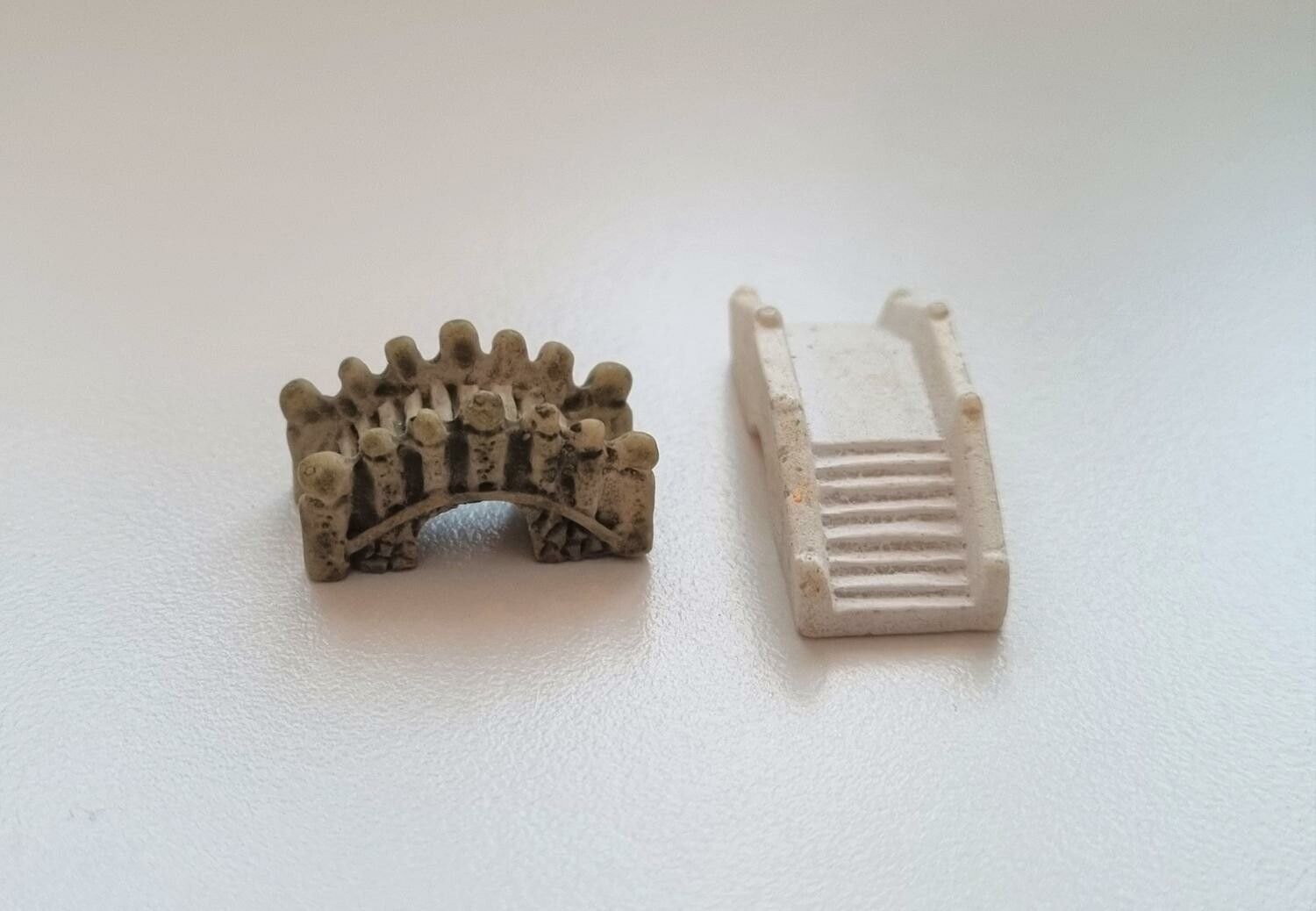 2 st små broar, miniatyrer / figuriner för dockskåpet, tittskåp mm