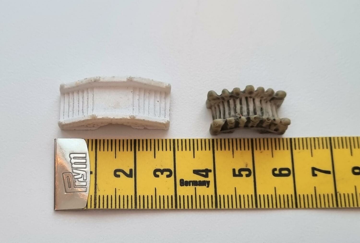 2 st små broar, miniatyrer / figuriner för dockskåpet, tittskåp mm