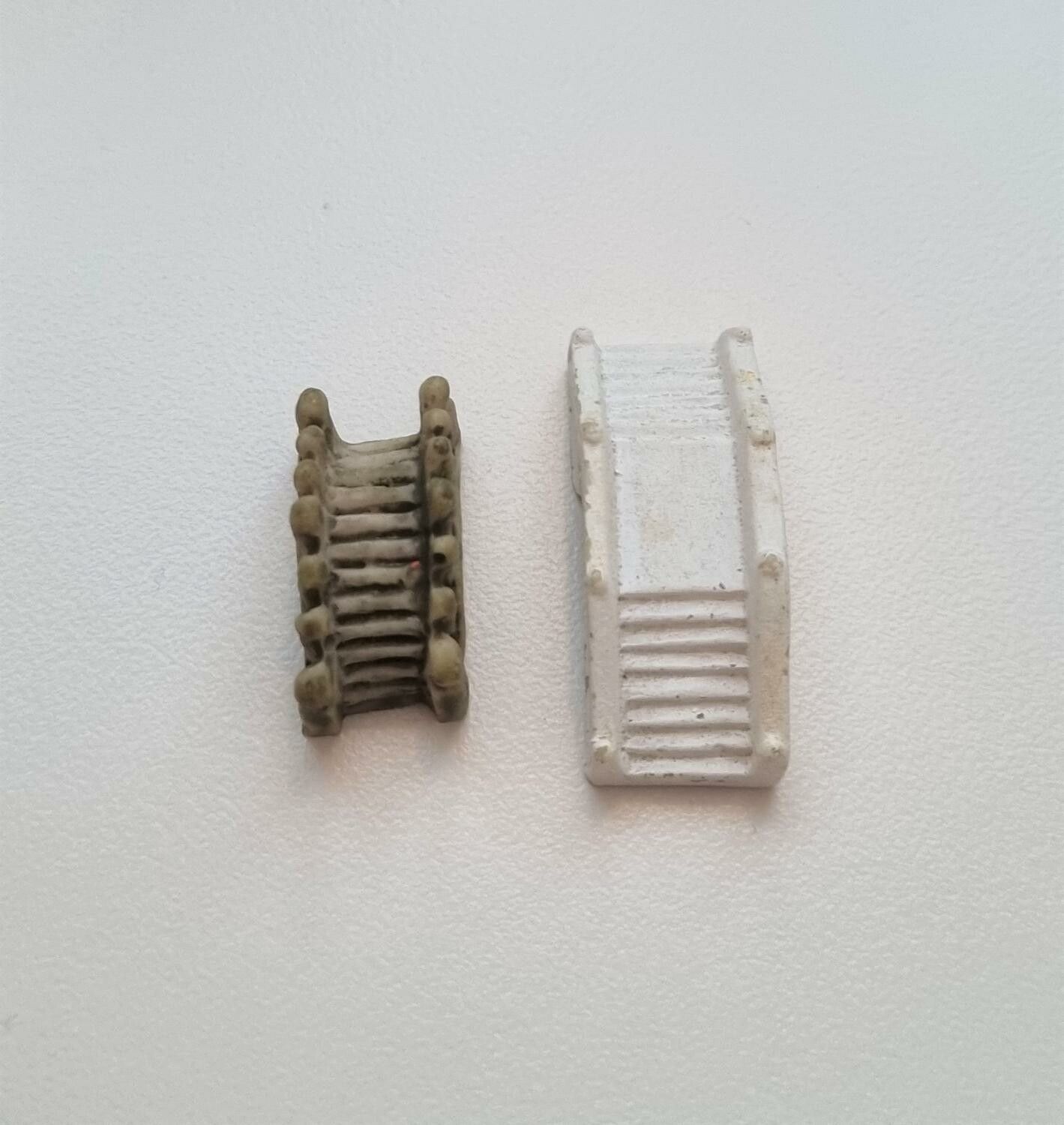 2 st små broar, miniatyrer / figuriner för dockskåpet, tittskåp mm