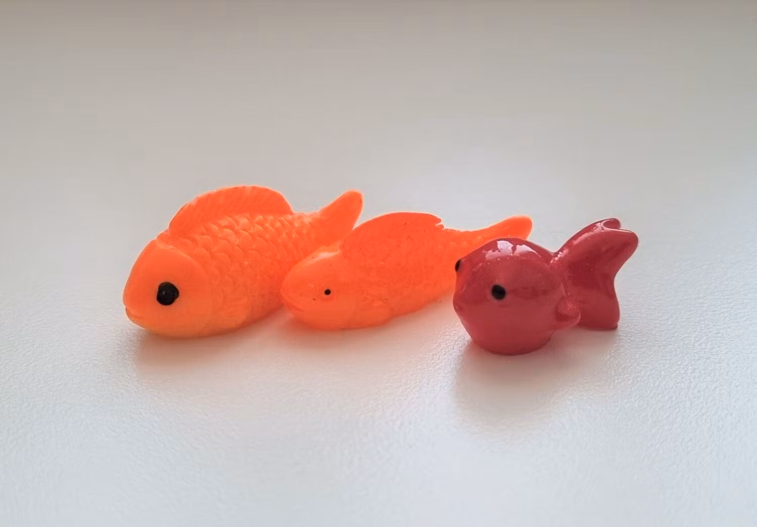 3 st Fiskar, miniatyrer / figuriner för dockskåpet, tittskåp mm