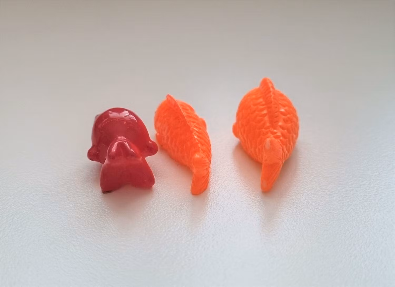 3 st Fiskar, miniatyrer / figuriner för dockskåpet, tittskåp mm