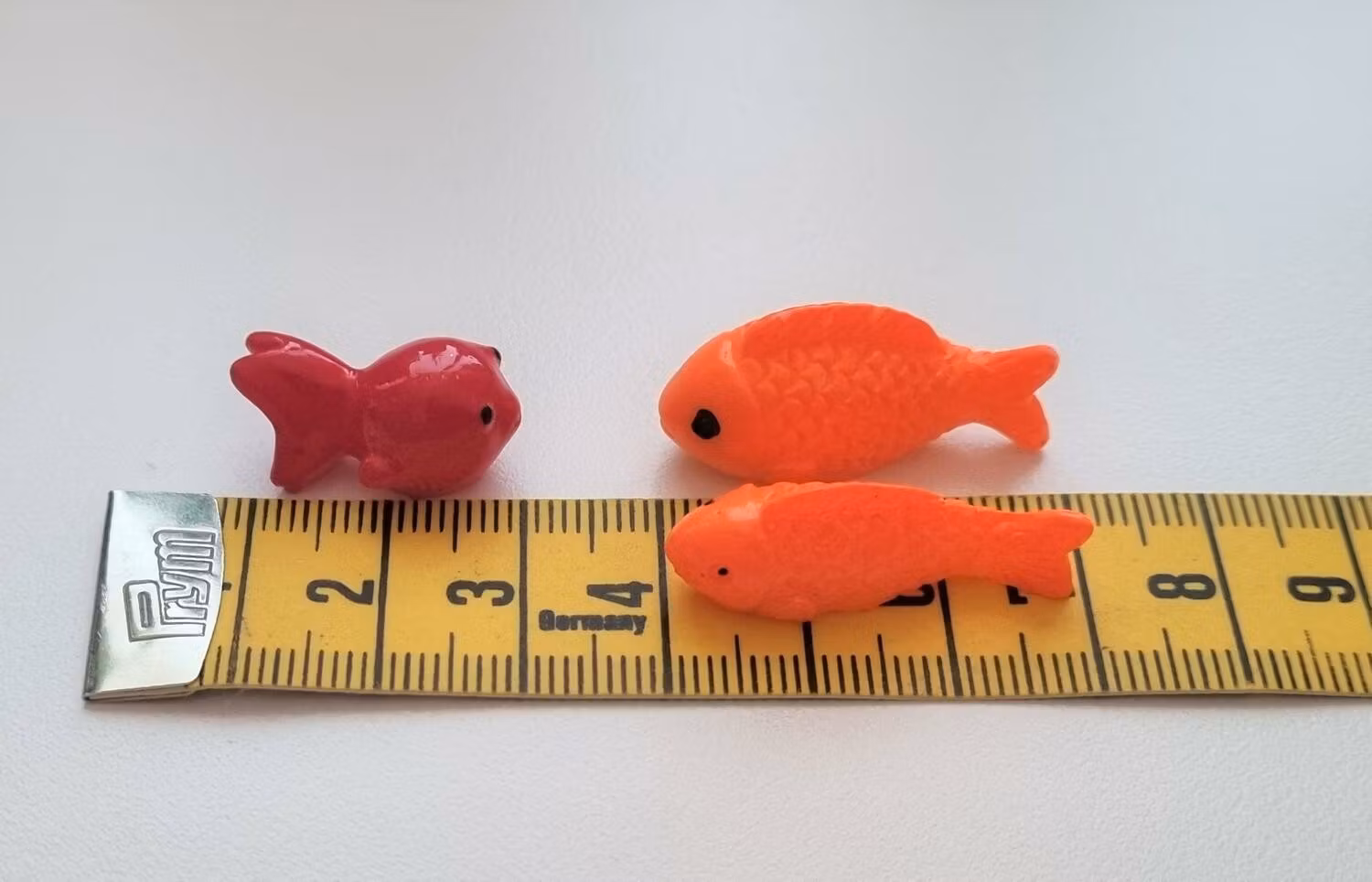 3 st Fiskar, miniatyrer / figuriner för dockskåpet, tittskåp mm