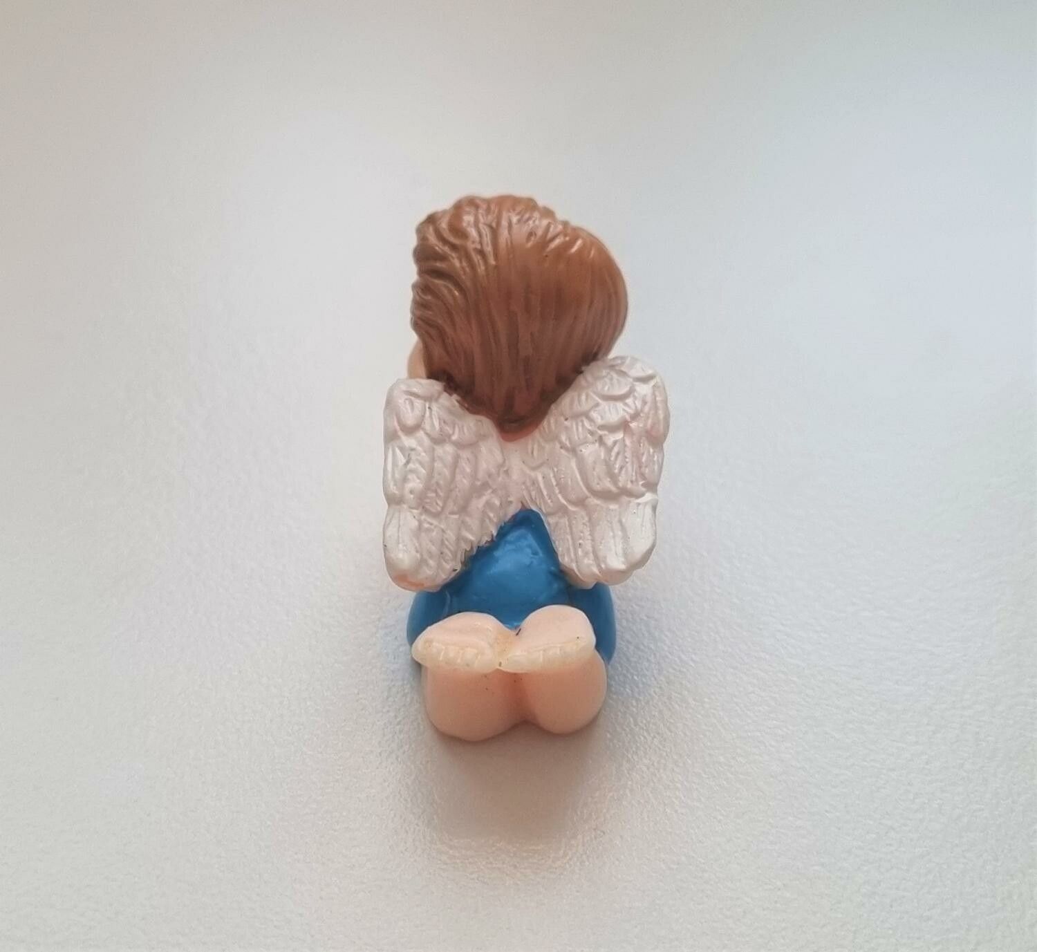 Pojke med änglavingar - Miniatyr / figurin för dockskåpet, tittskåp mm