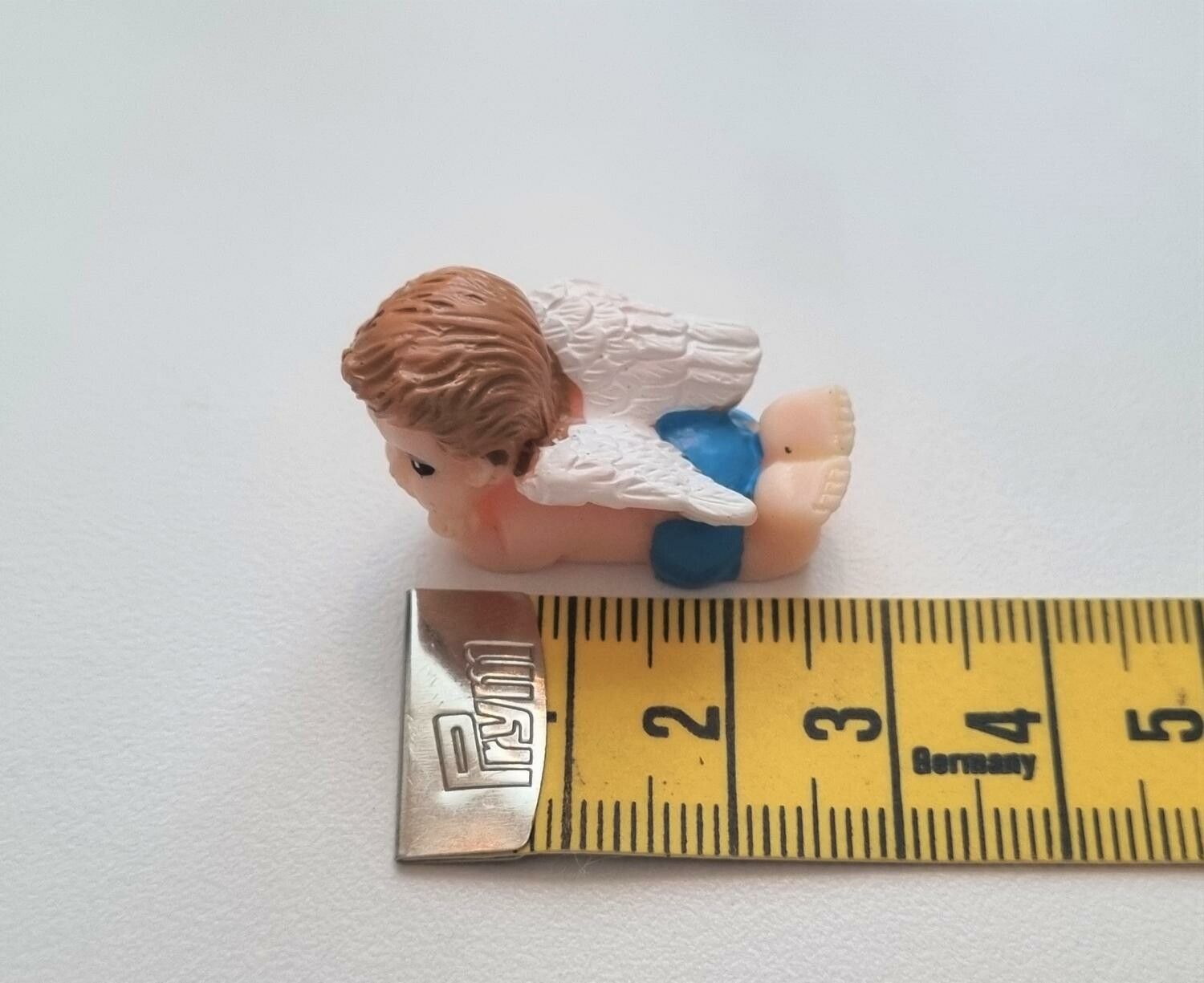 Pojke med änglavingar - Miniatyr / figurin för dockskåpet, tittskåp mm