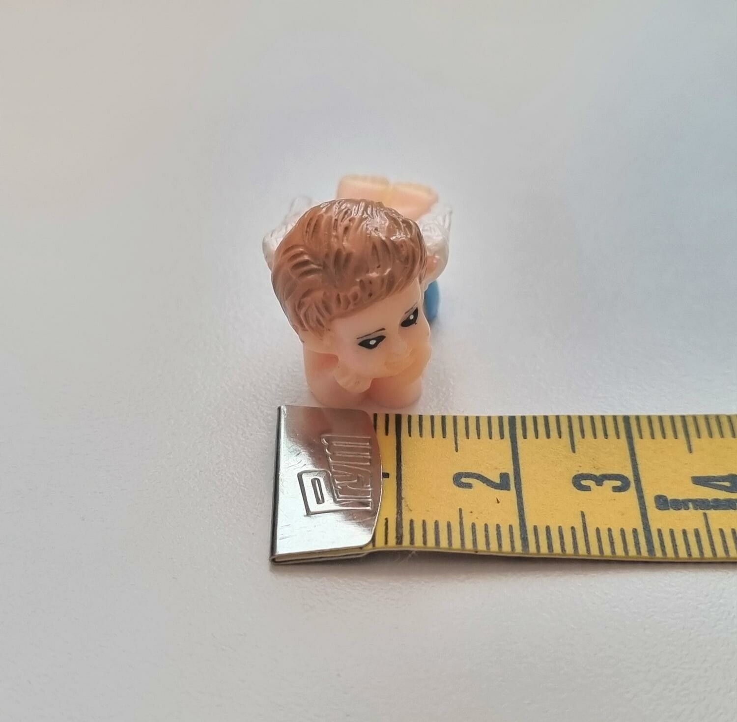 Pojke med änglavingar - Miniatyr / figurin för dockskåpet, tittskåp mm