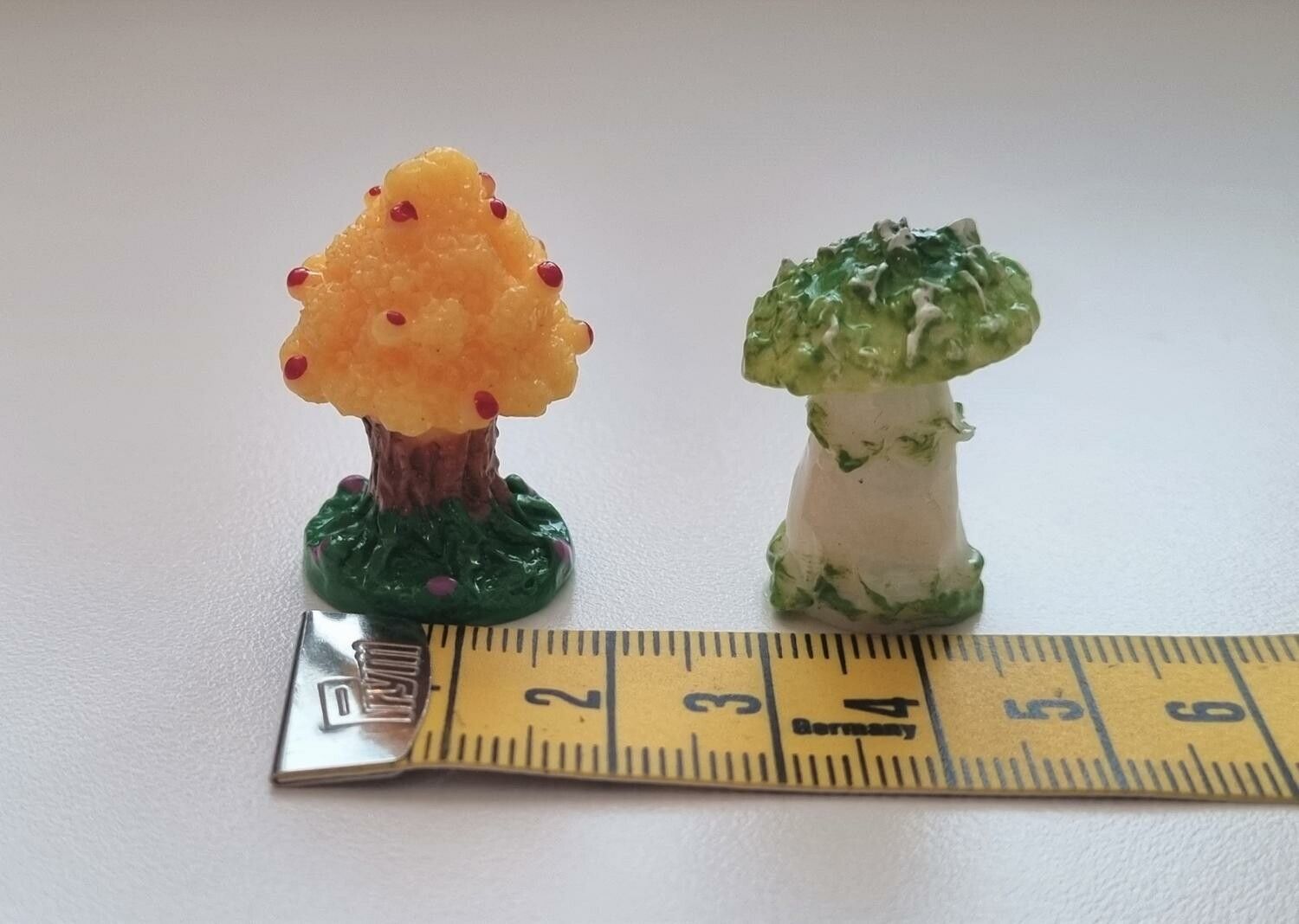 2 st Miniatyrer / figuriner (träd och svamp) för dockskåpet, tittskåp mm
