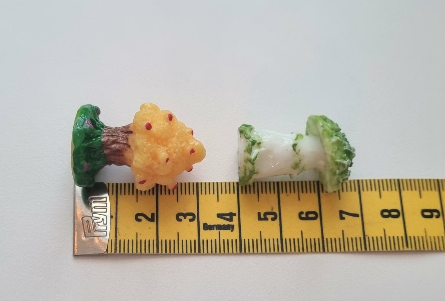 2 st Miniatyrer / figuriner (träd och svamp) för dockskåpet, tittskåp mm