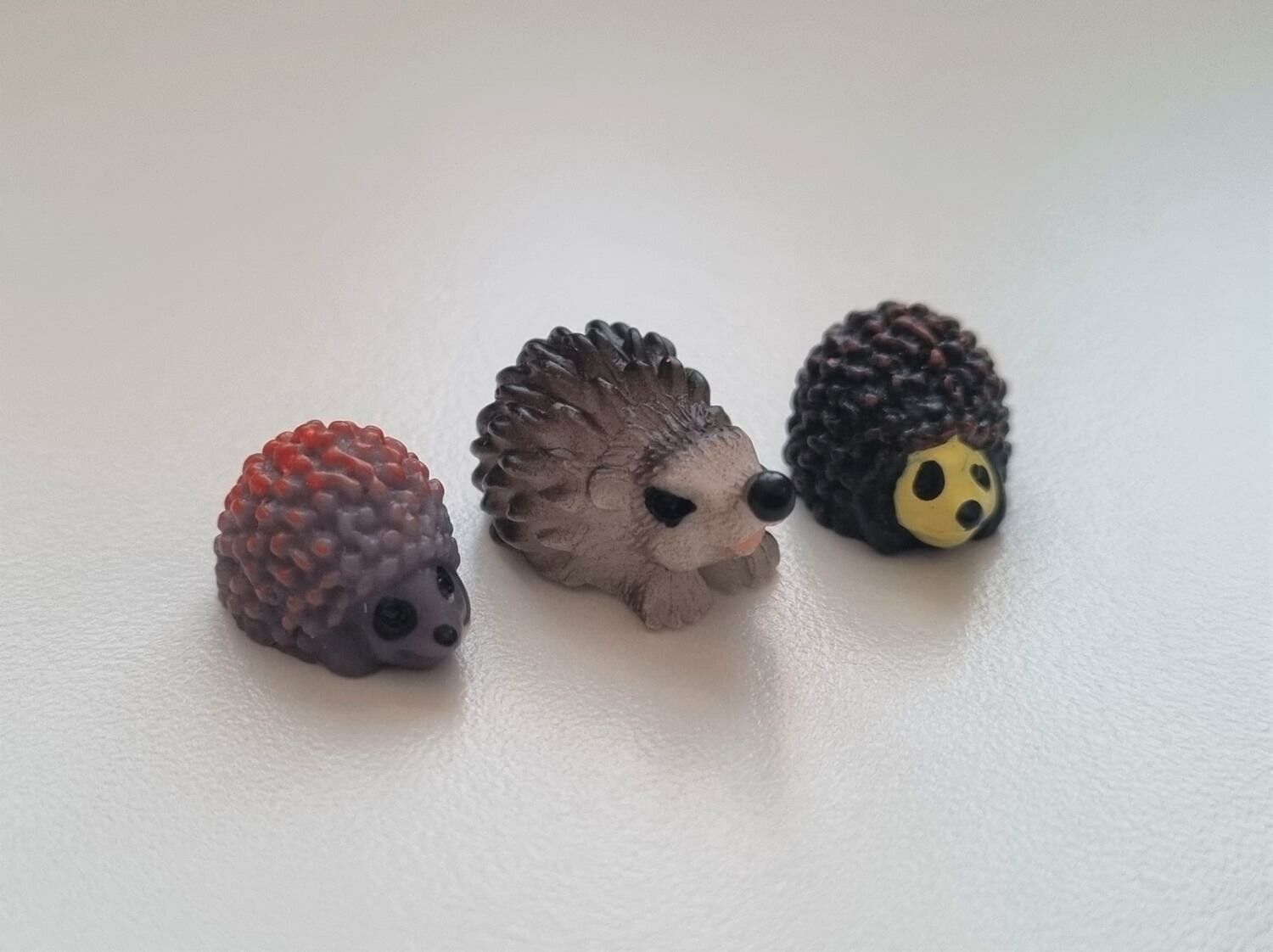 3 st Igelkottar, miniatyrer / figuriner för dockskåpet, tittskåp mm
