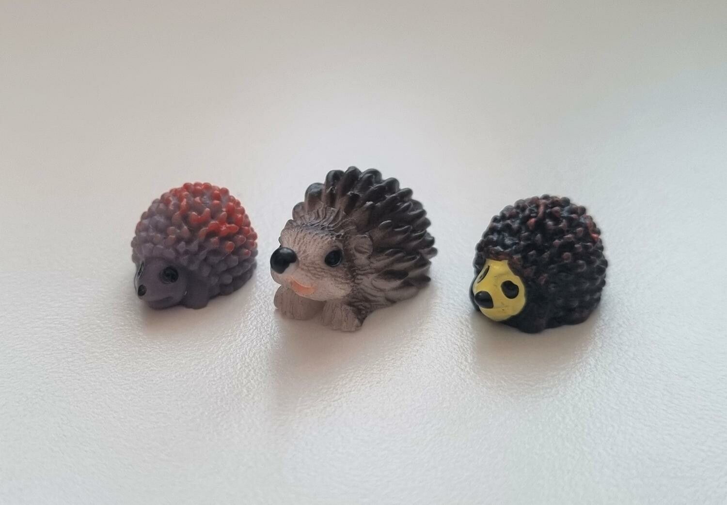 3 st Igelkottar, miniatyrer / figuriner för dockskåpet, tittskåp mm