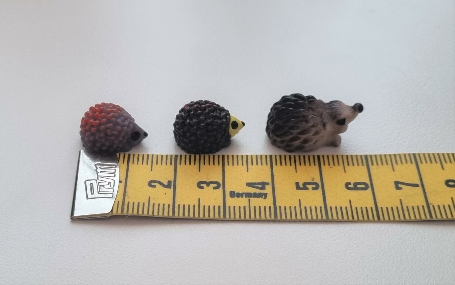 3 st Igelkottar, miniatyrer / figuriner för dockskåpet, tittskåp mm