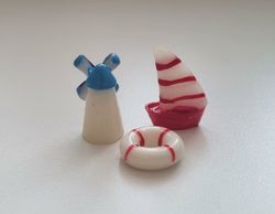 3 st miniatyrer / figuriner (segelbåt, väderkvarn och livboj) för dockskåpet