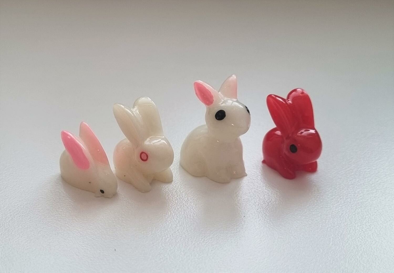 4 st Kaniner - Miniatyrer / figuriner för dockskåpet, tittskåp mm