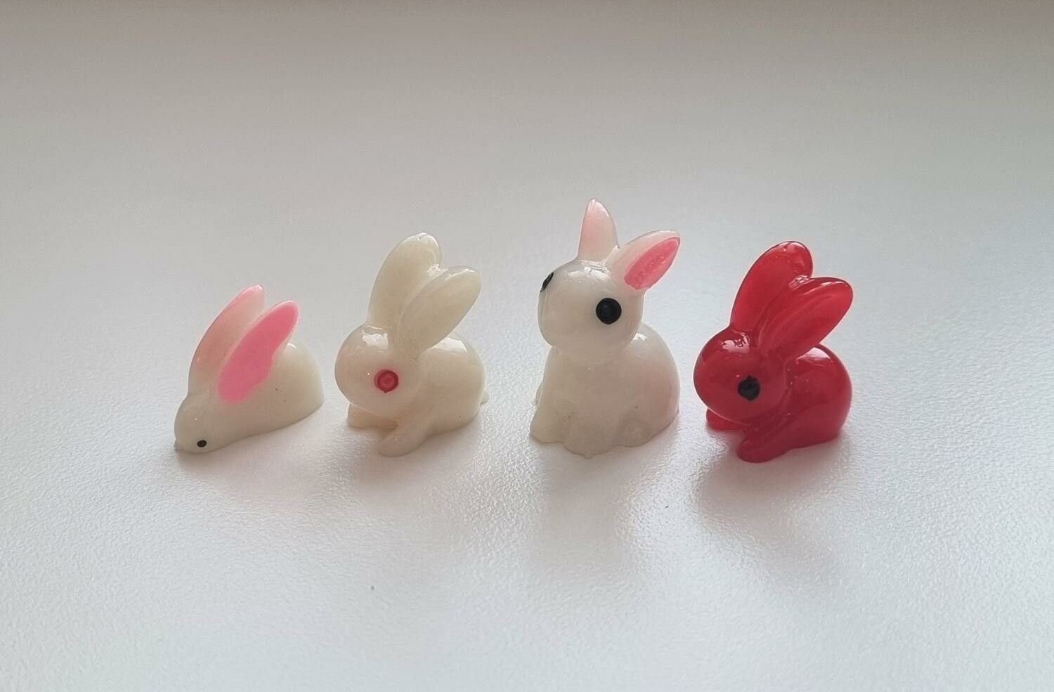 4 st Kaniner - Miniatyrer / figuriner för dockskåpet, tittskåp mm