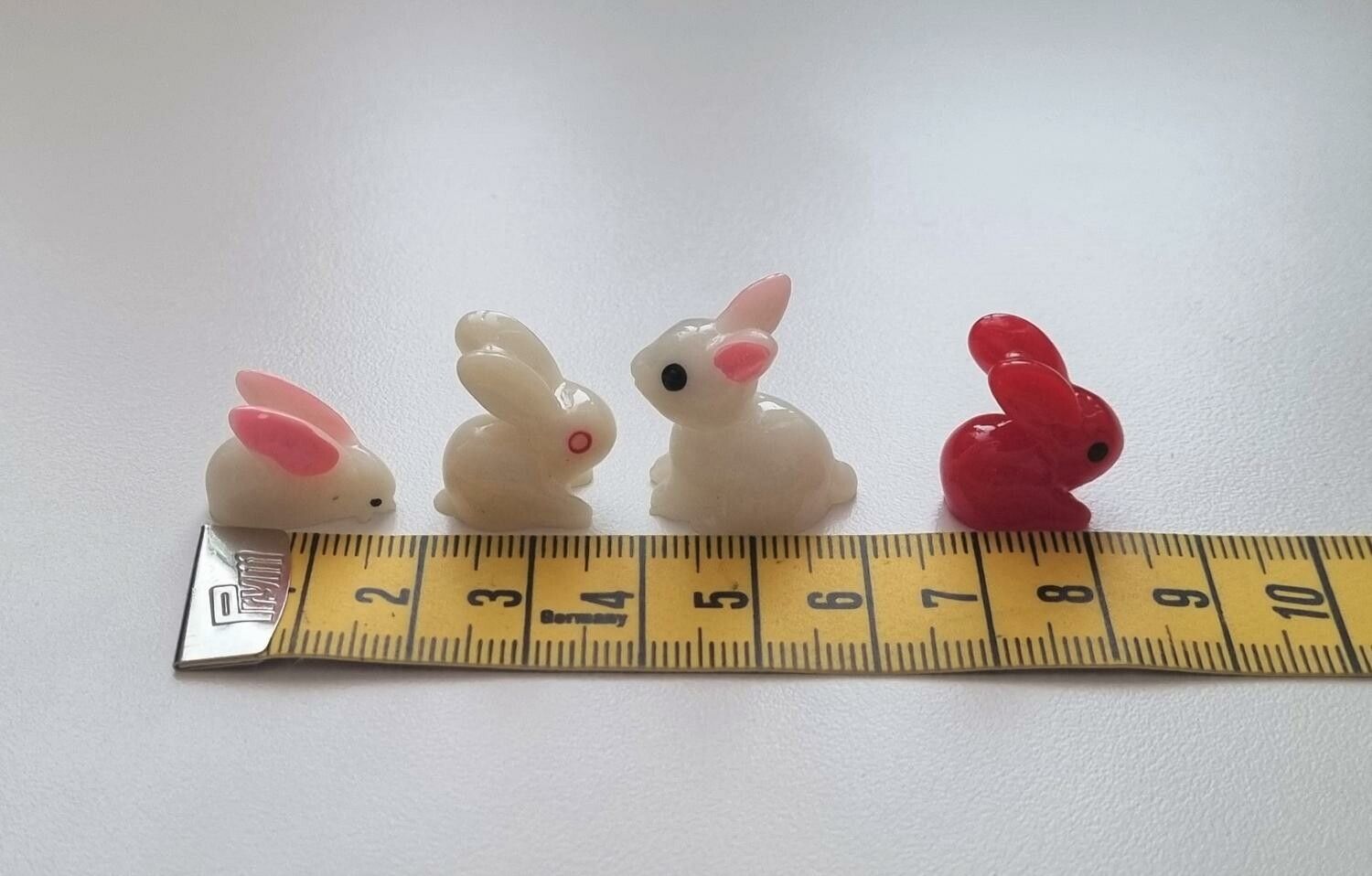 4 st Kaniner - Miniatyrer / figuriner för dockskåpet, tittskåp mm
