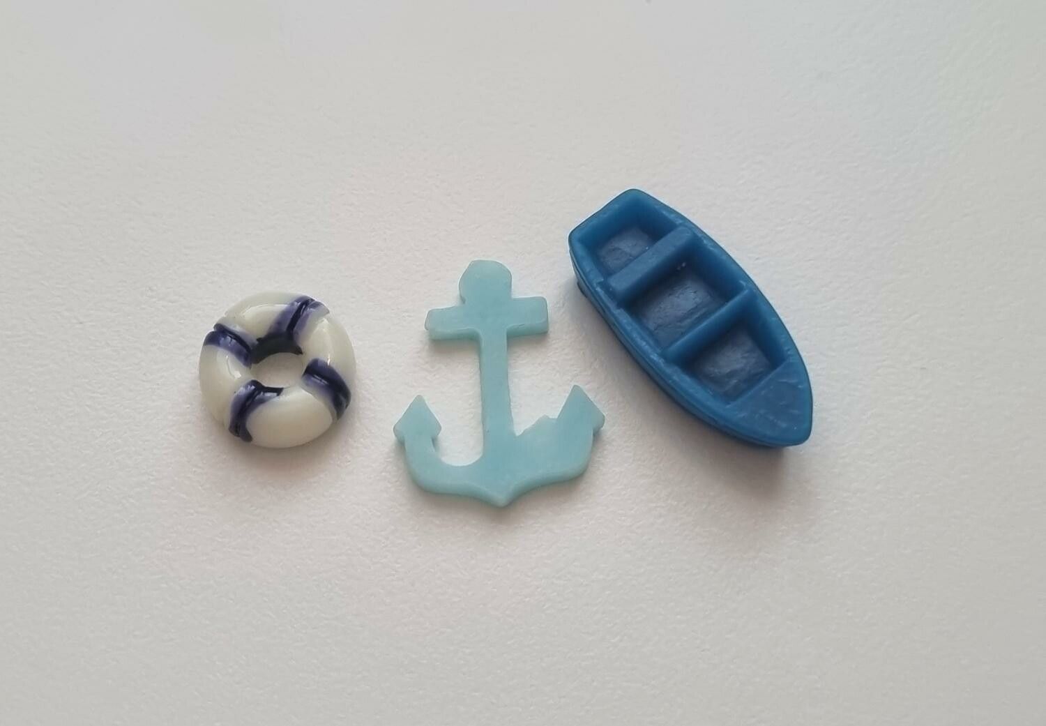 3 st miniatyrer / figuriner för dockskåpet, tittskåp mm