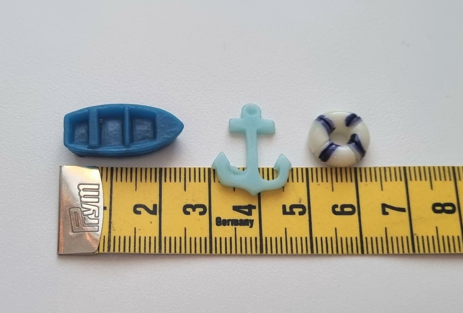 3 st miniatyrer / figuriner för dockskåpet, tittskåp mm