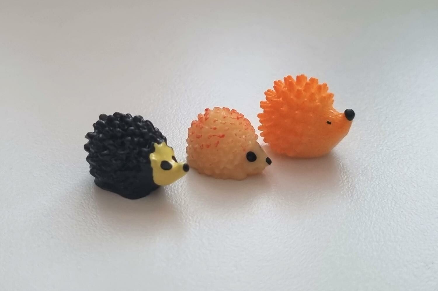 3 st Igelkottar - miniatyrer / figuriner för dockskåpet, tittskåp mm