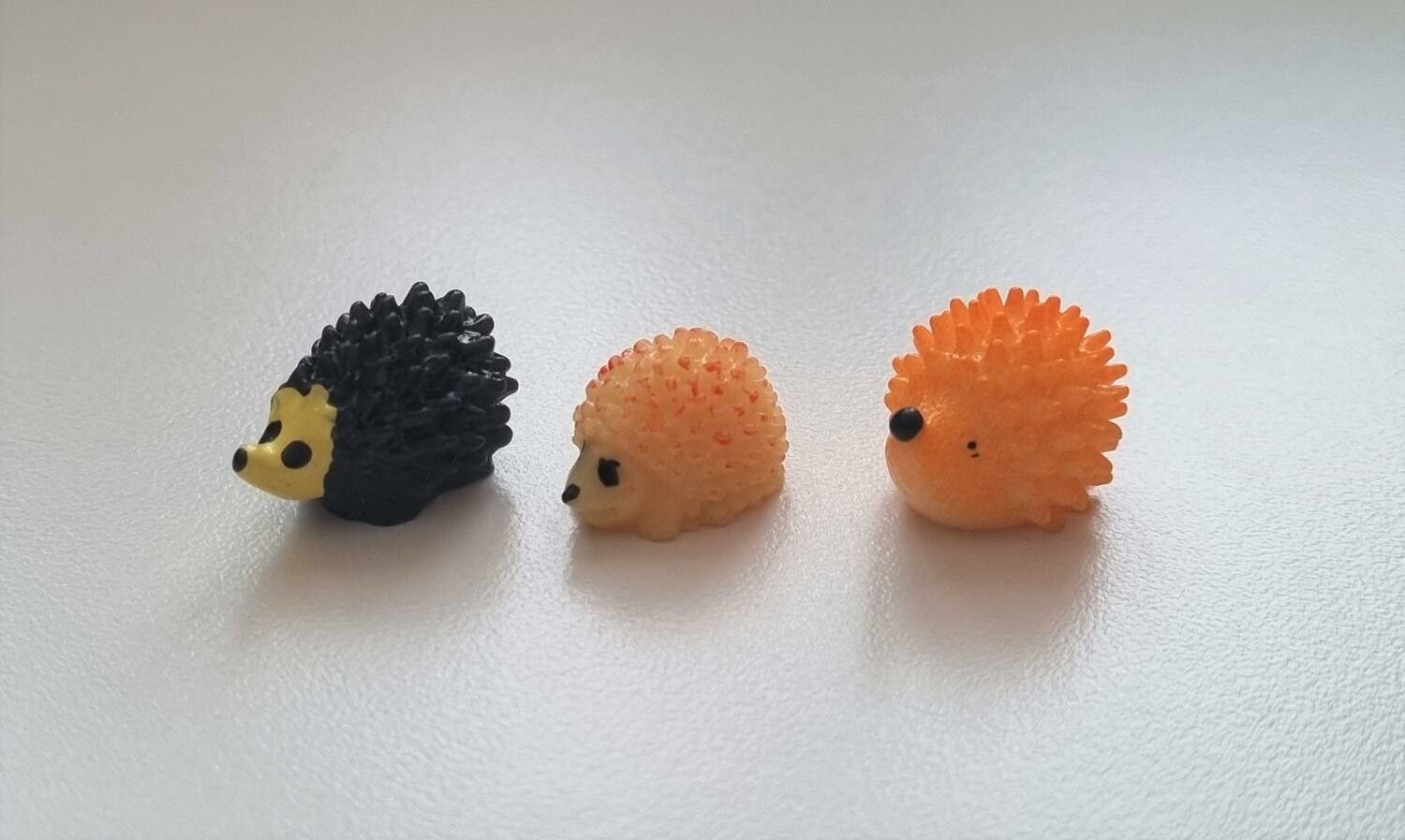 3 st Igelkottar - miniatyrer / figuriner för dockskåpet, tittskåp mm