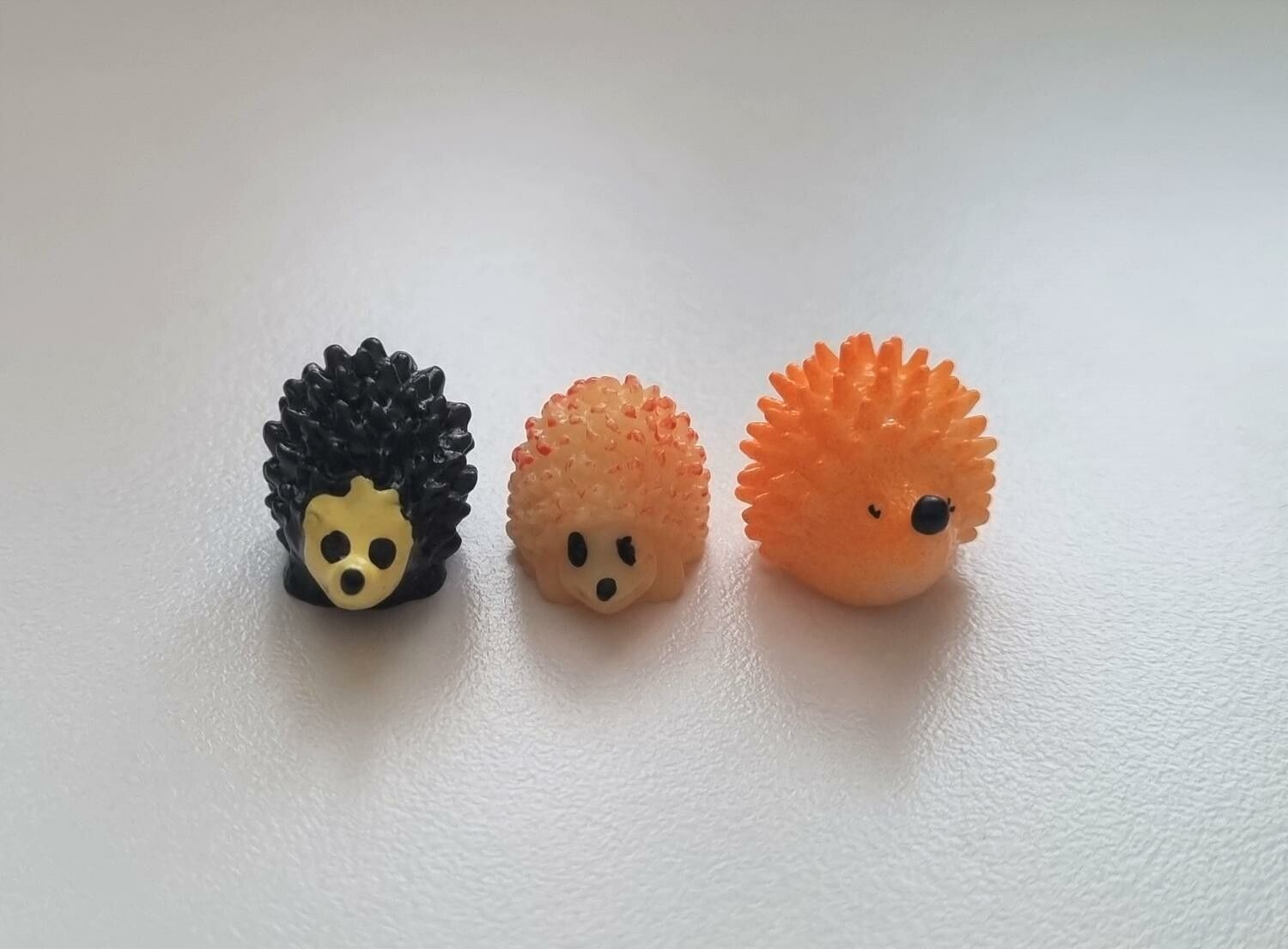 3 st Igelkottar - miniatyrer / figuriner för dockskåpet, tittskåp mm