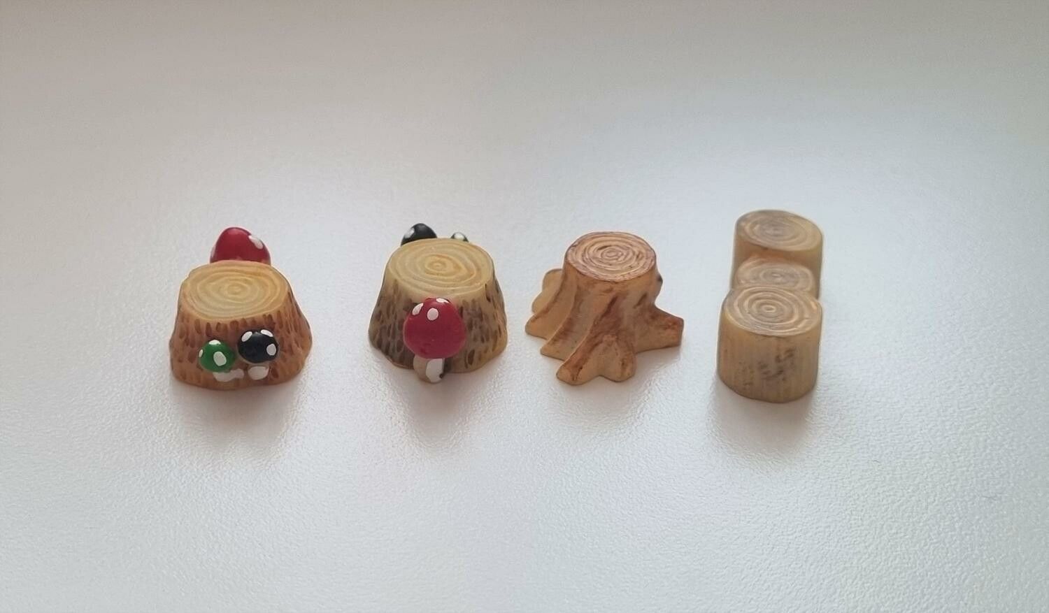 4 st Stubbar - miniatyrer / figuriner för dockskåpet, tittskåp mm