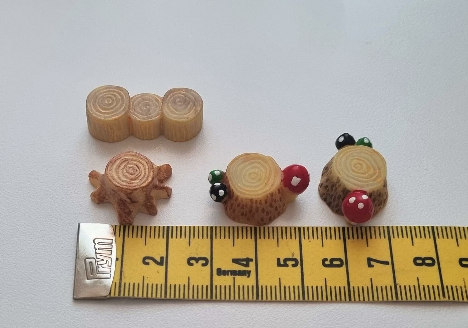4 st Stubbar - miniatyrer / figuriner för dockskåpet, tittskåp mm