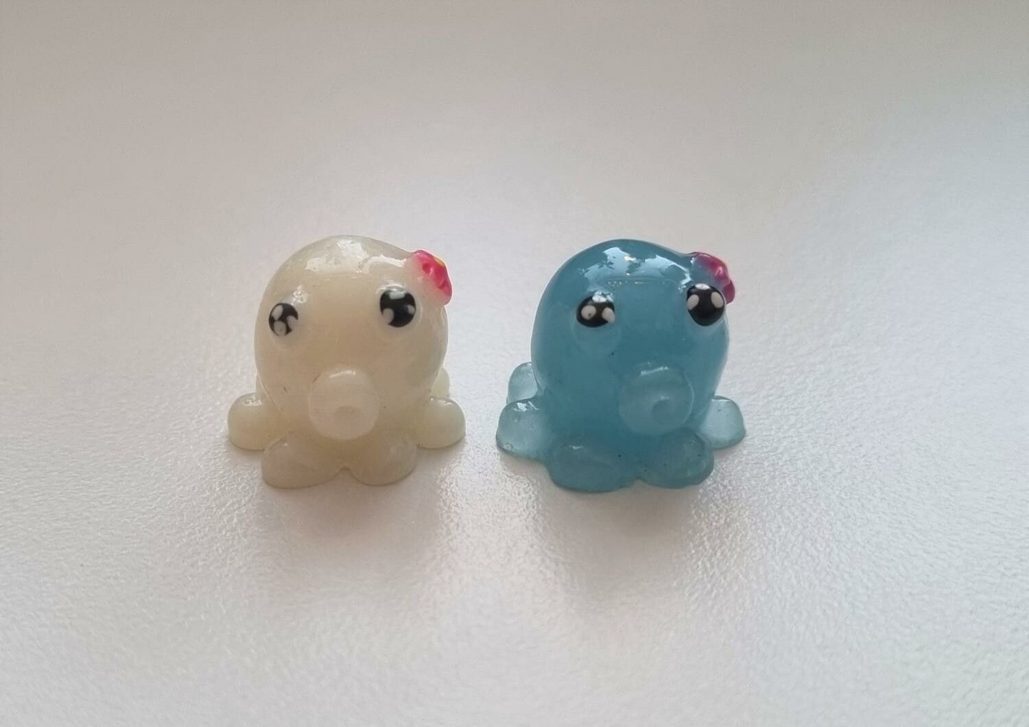 2 st Bläckfiskar - miniatyrer / figuriner för dockskåpet, tittskåp mm