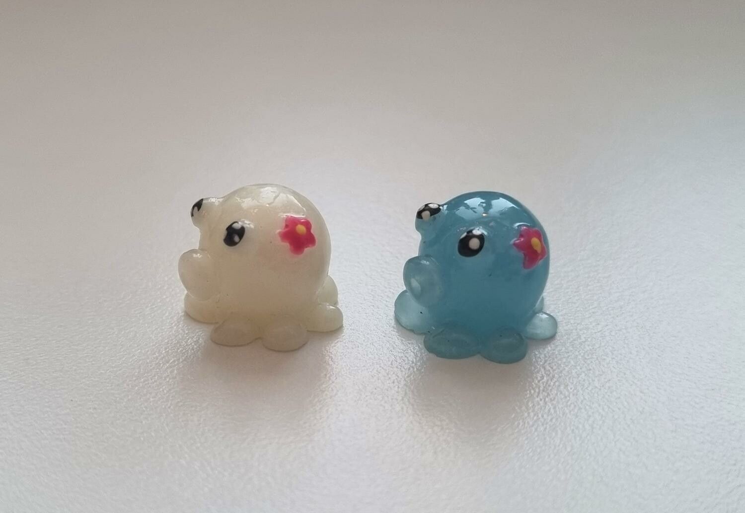 2 st Bläckfiskar - miniatyrer / figuriner för dockskåpet, tittskåp mm