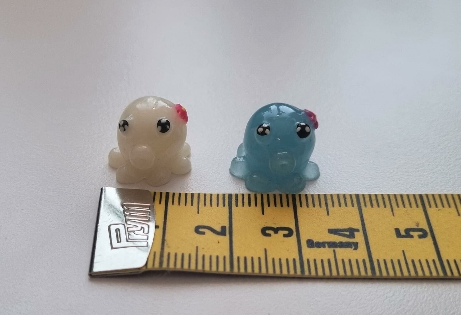 2 st Bläckfiskar - miniatyrer / figuriner för dockskåpet, tittskåp mm