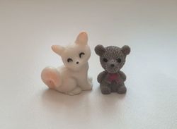 2 st miniatyrer / figuriner (räv och nalle) för dockskåpet, tittskåp mm