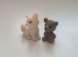2 st miniatyrer / figuriner (räv och nalle) för dockskåpet, tittskåp mm