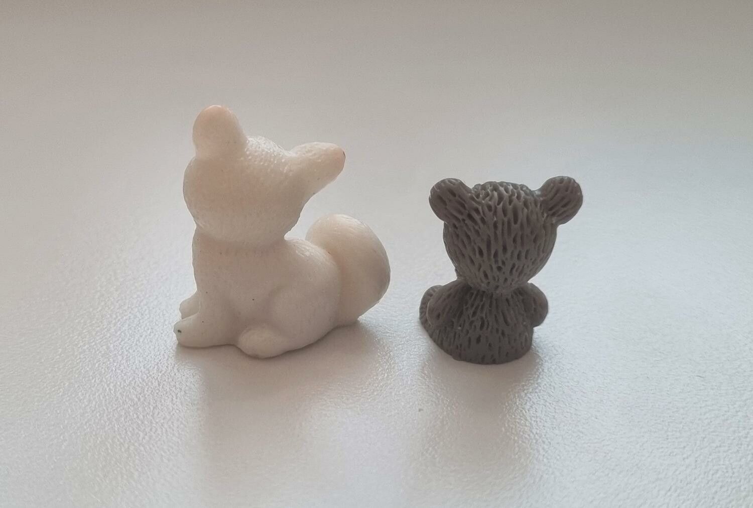 2 st miniatyrer / figuriner (räv och nalle) för dockskåpet, tittskåp mm