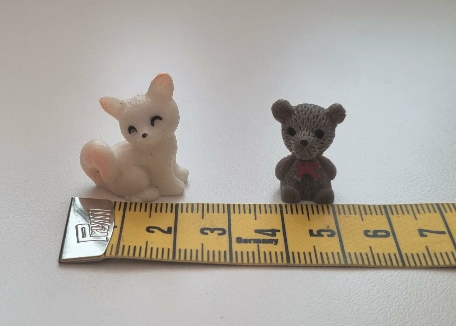 2 st miniatyrer / figuriner (räv och nalle) för dockskåpet, tittskåp mm