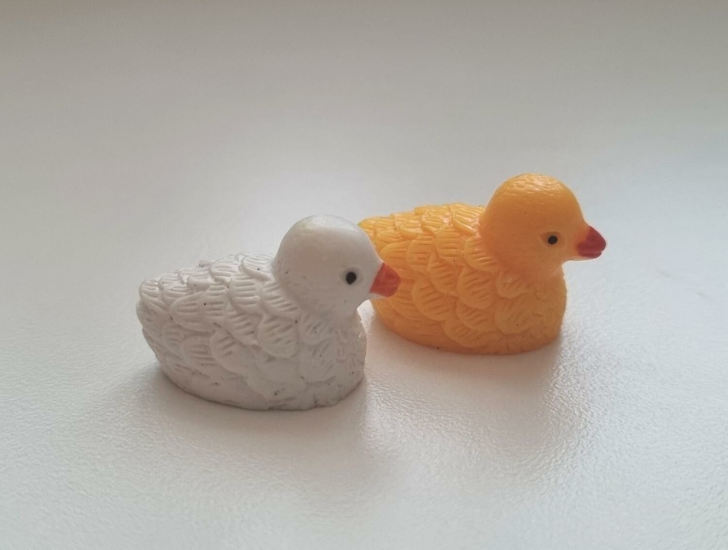2 st fåglar - miniatyrer / figuriner för dockskåpet, tittskåp mm