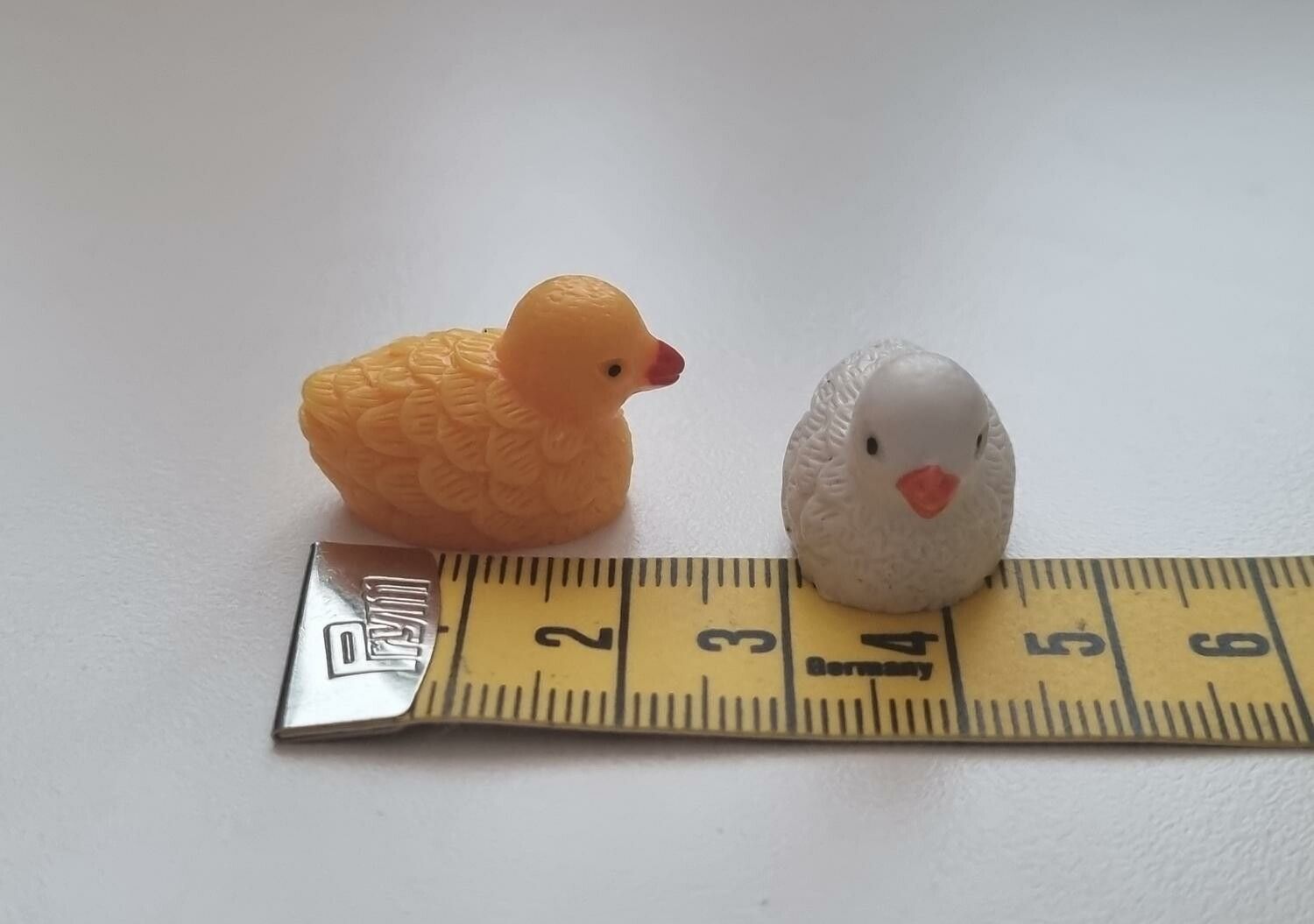 2 st fåglar - miniatyrer / figuriner för dockskåpet, tittskåp mm