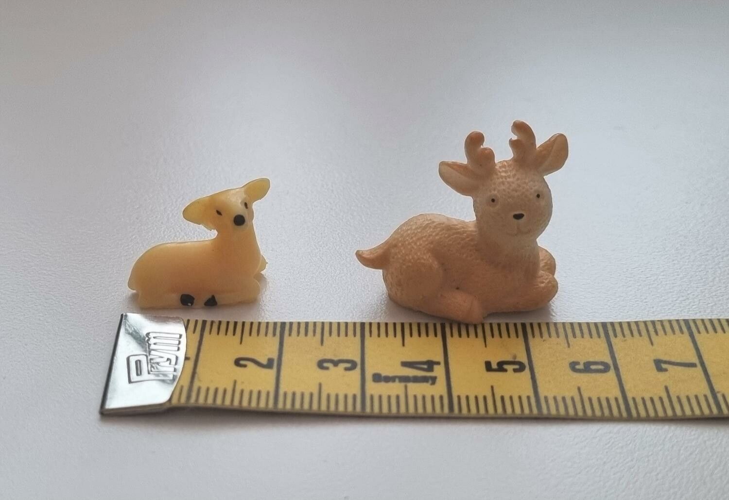 2 st Rådjur - miniatyrer / figuriner för dockskåpet, tittskåp mm