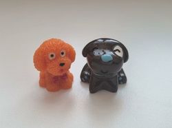 2 st Hundar - miniatyrer / figuriner för dockskåpet, tittskåp mm