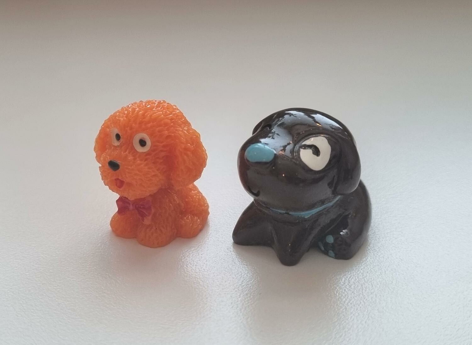 2 st Hundar - miniatyrer / figuriner för dockskåpet, tittskåp mm