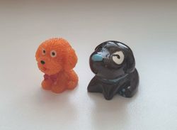 2 st Hundar - miniatyrer / figuriner för dockskåpet, tittskåp mm